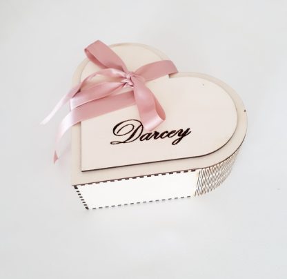 Cofanetto Portagioie Artigianale da 150 mm a Forma di cuore con Nome Inciso e Cuscino in Raso Bianco