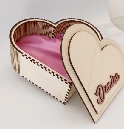 Cofanetto Portagioie Artigianale da 150 mm a Forma di Cuore con Nome in Rilievo e Cuscino in Raso Azzurro - immagine 3