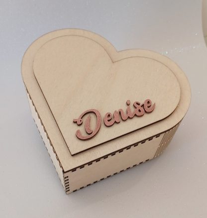 Cofanetto Portagioie Artigianale da 150 mm a Forma di Cuore con Nome in Rilievo e Cuscino in Raso Rosa - immagine 4