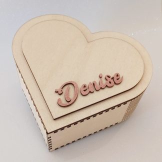 Cofanetto Portagioie Artigianale da 150 mm a Forma di Cuore con Nome in Rilievo e Cuscino in Raso Rosa
