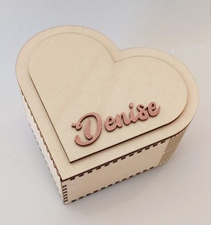 Cofanetto Portagioie Artigianale da 150 mm a Forma di cuore con Nome in Rilievo e Cuscino in Raso Bianco