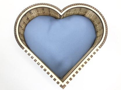 Cofanetto Portagioie Artigianale da 150 mm a Forma di cuore con Nome Inciso e Cuscino in Raso Azzurro - immagine 3