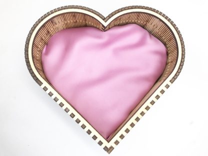 Cofanetto Portagioie Artigianale da 150 mm a Forma di Cuore con Nome in Rilievo e Cuscino in Raso Rosa - immagine 5